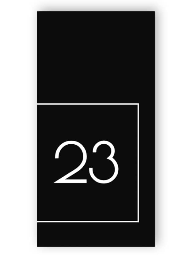 Schwarz-weiße rechteckige Türnummer