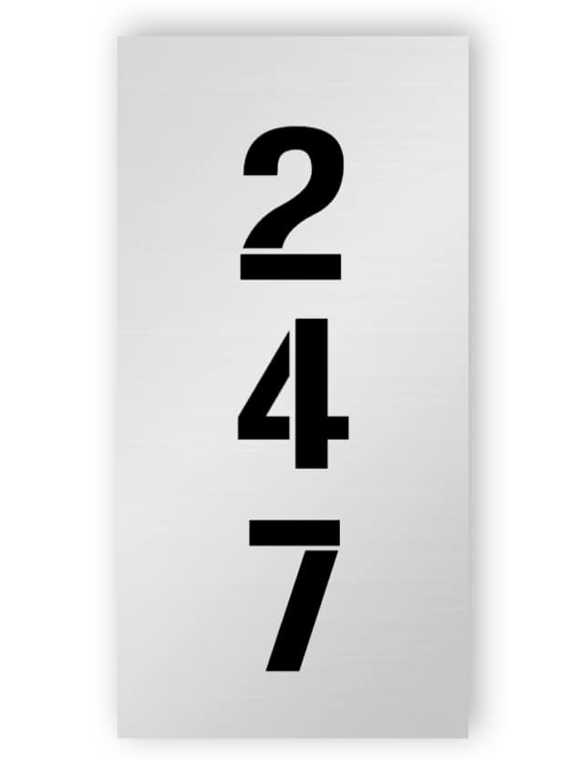 Silberne rechteckige Türnummer