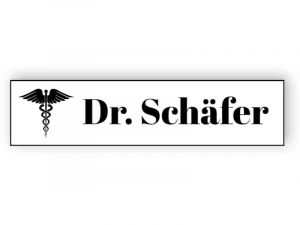 Weißes Namensschild für Arzt